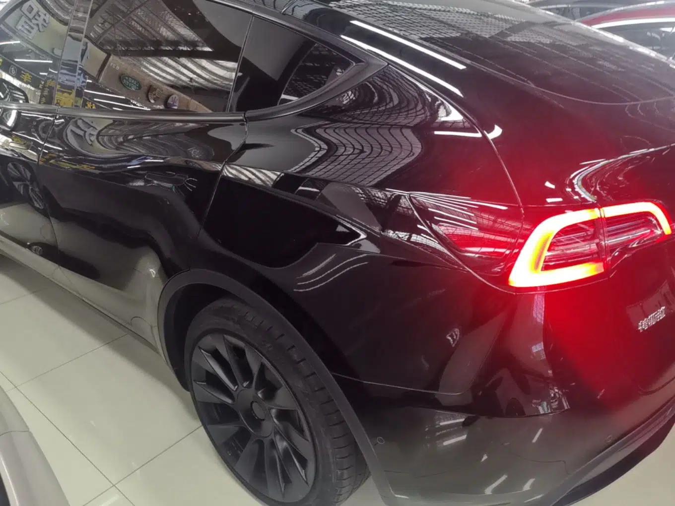 Tesla Model Y 2023 Long-Range All-Wheel-Drive Version — миниатюра 4