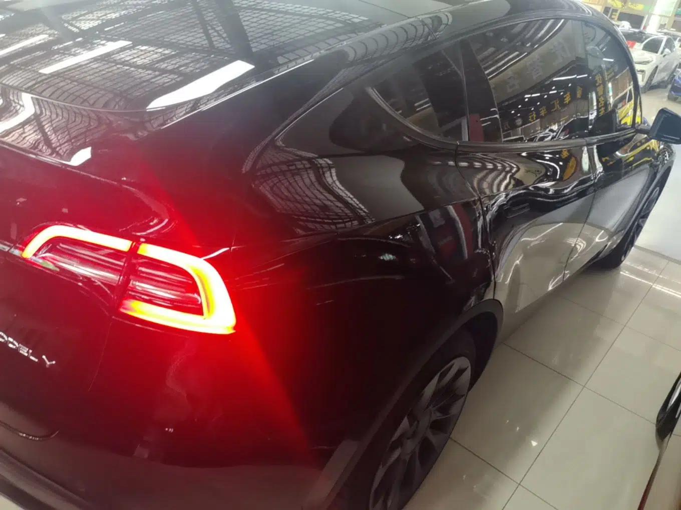 Tesla Model Y 2023 Long-Range All-Wheel-Drive Version — миниатюра 6