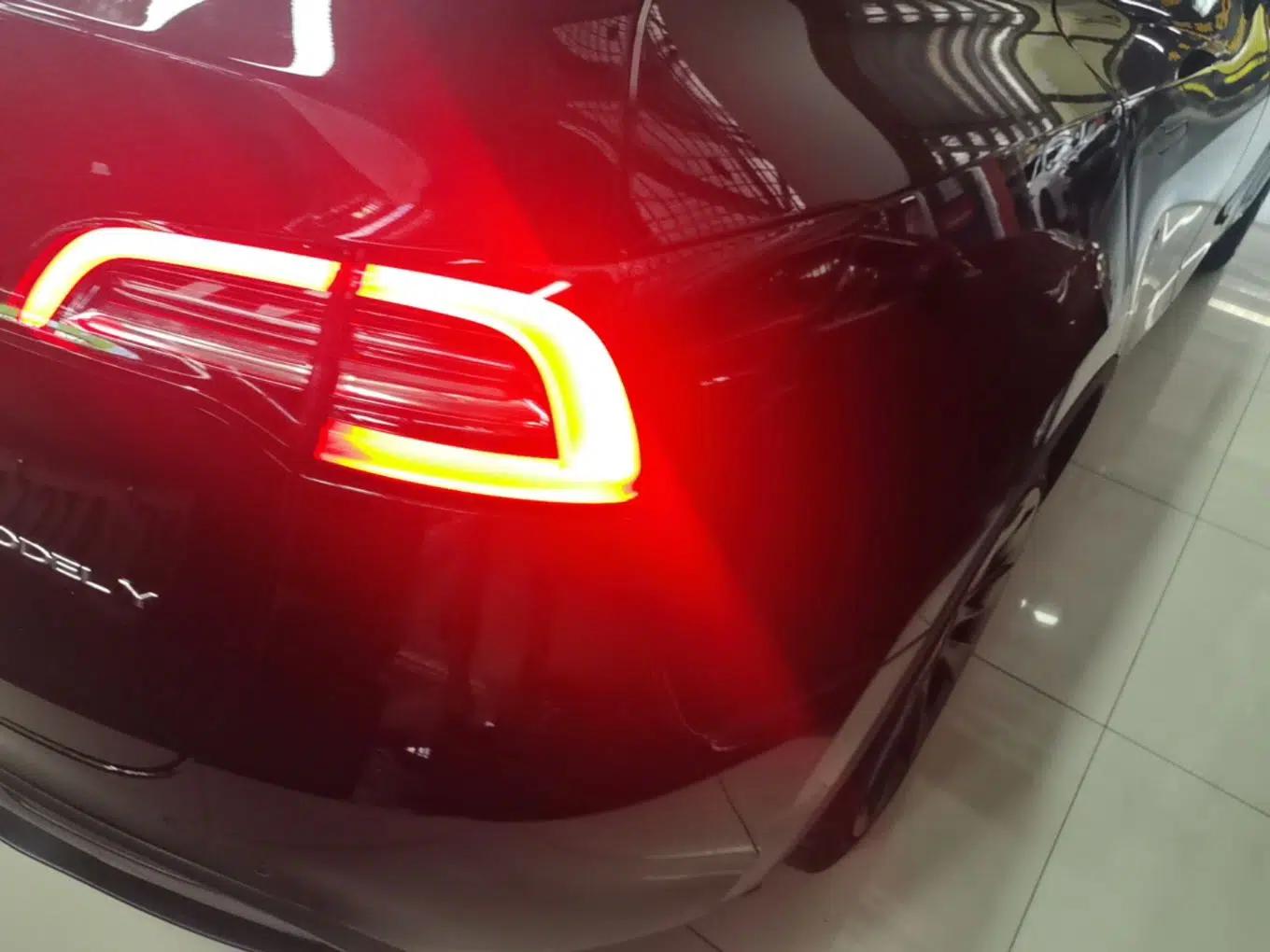 Tesla Model Y 2023 Long-Range All-Wheel-Drive Version — миниатюра 9