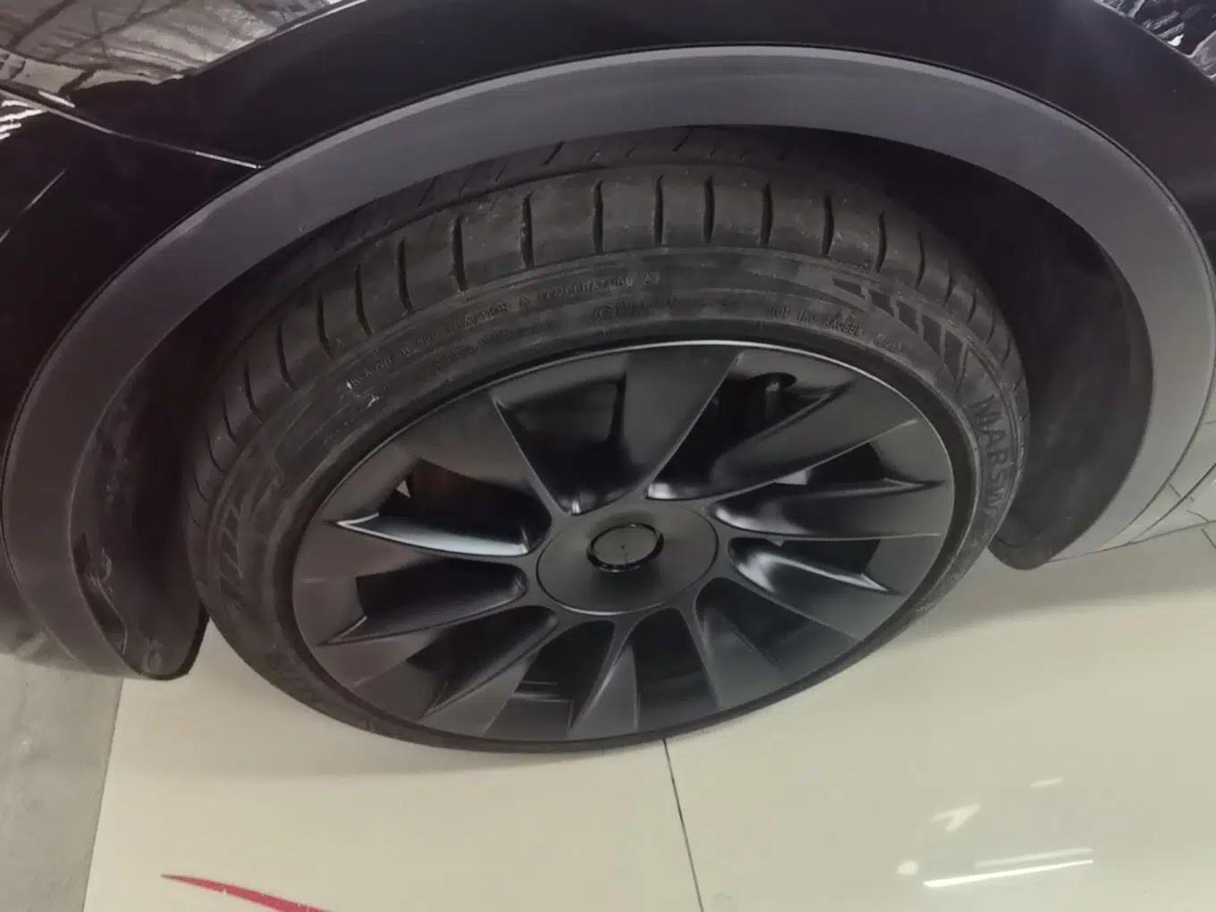 Tesla Model Y 2023 Long-Range All-Wheel-Drive Version — миниатюра 10