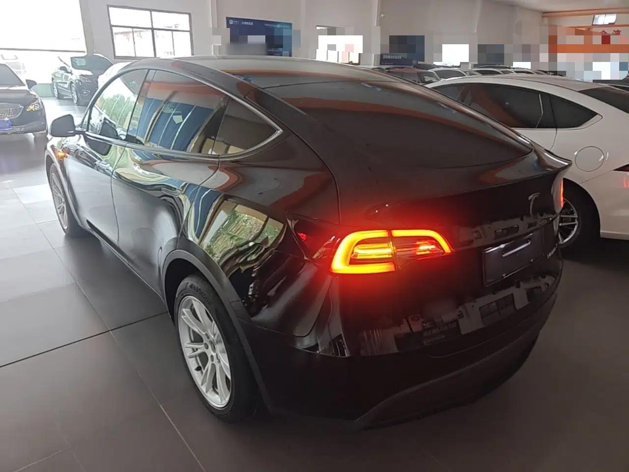 Tesla Model Y 2022 Long-Range All-Wheel-Drive Version — миниатюра 4
