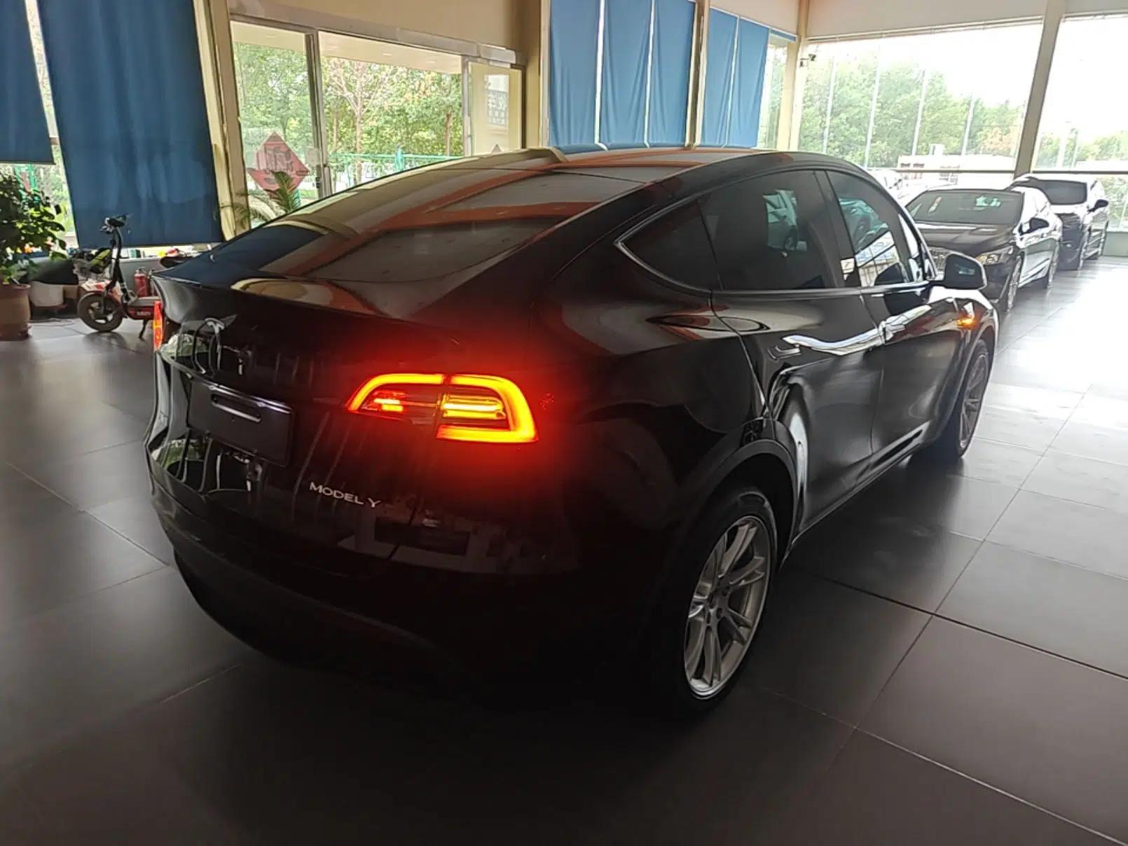 Tesla Model Y 2022 Long-Range All-Wheel-Drive Version — миниатюра 6