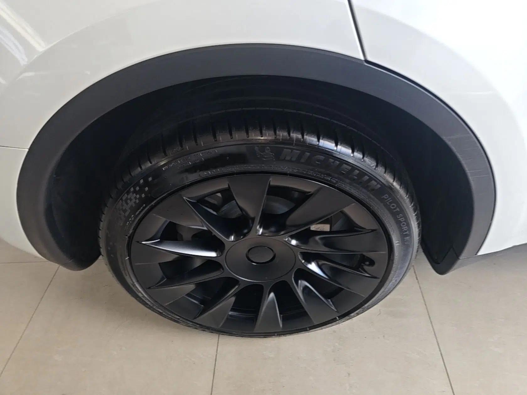 Tesla Model Y 2024 Long-Range All-Wheel-Drive Version — миниатюра 11