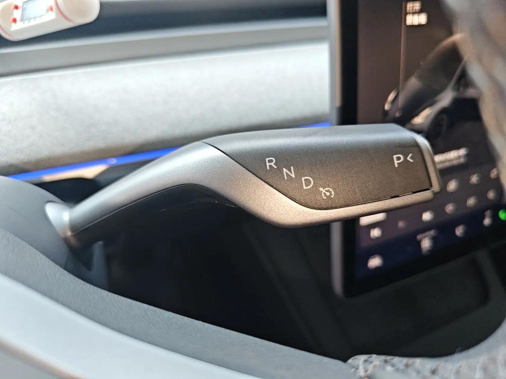Tesla Model Y 2024 Long-Range All-Wheel-Drive Version — миниатюра 16