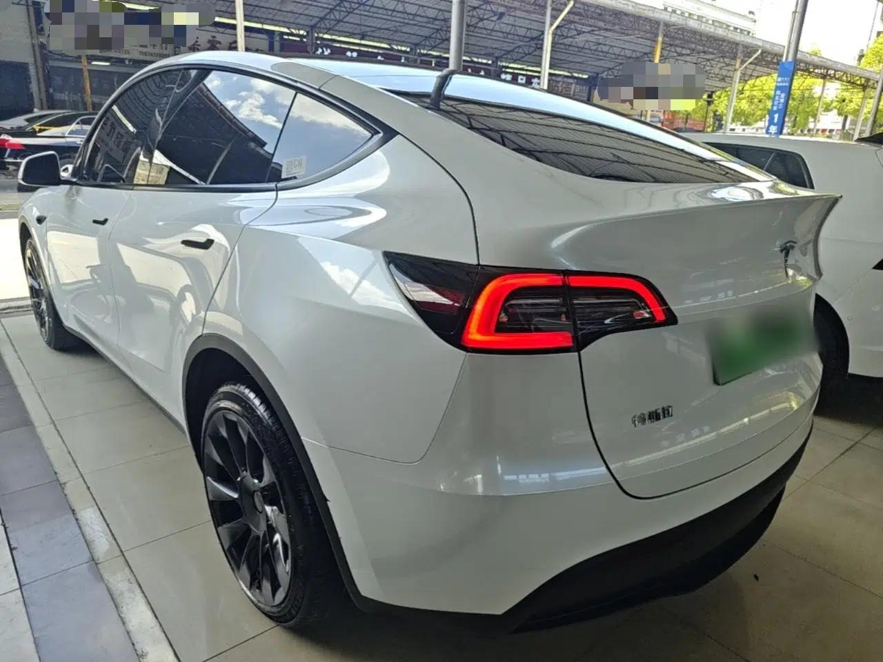 Tesla Model Y 2024 Long-Range All-Wheel-Drive Version — миниатюра 4