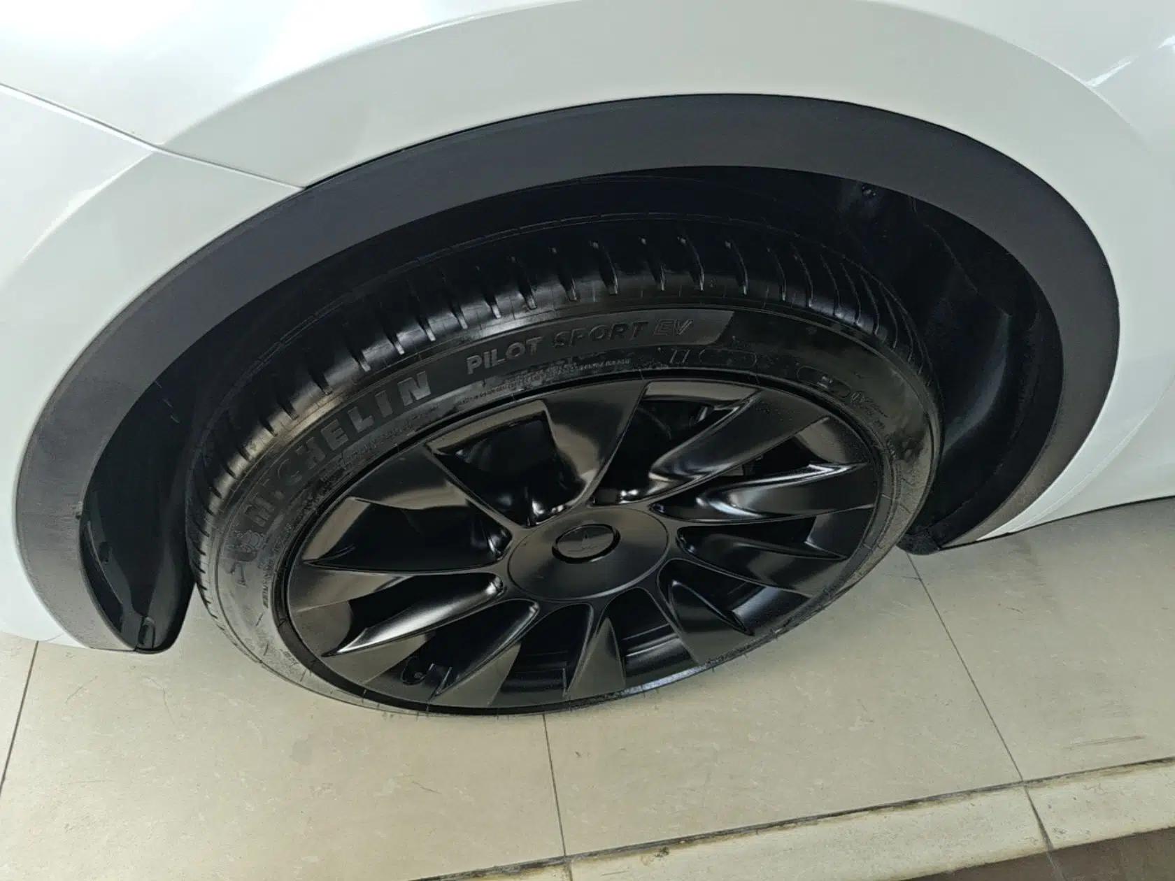 Tesla Model Y 2024 Long-Range All-Wheel-Drive Version — миниатюра 10