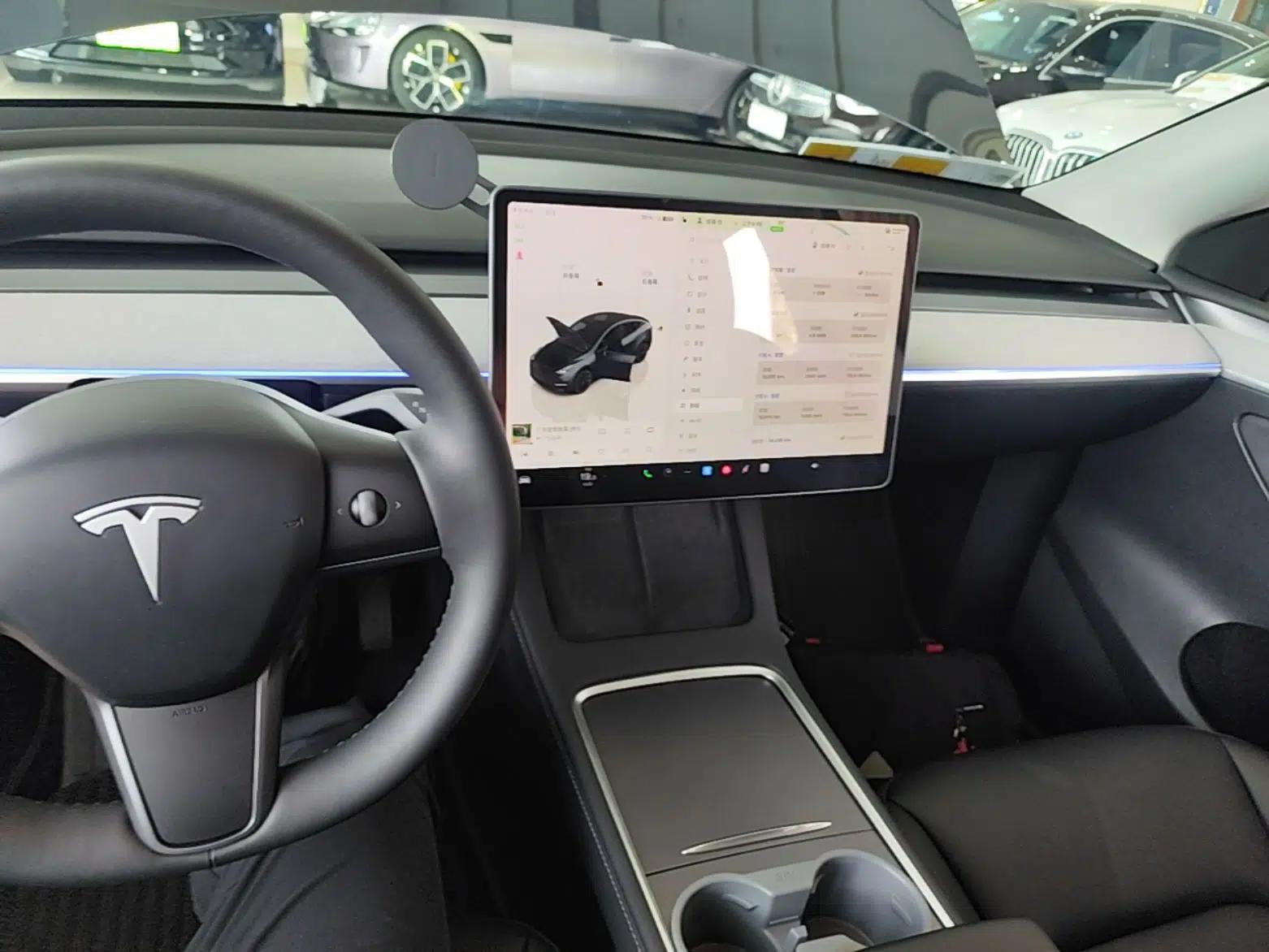 Tesla Model Y 2024 Long-Range All-Wheel-Drive Version — миниатюра 12