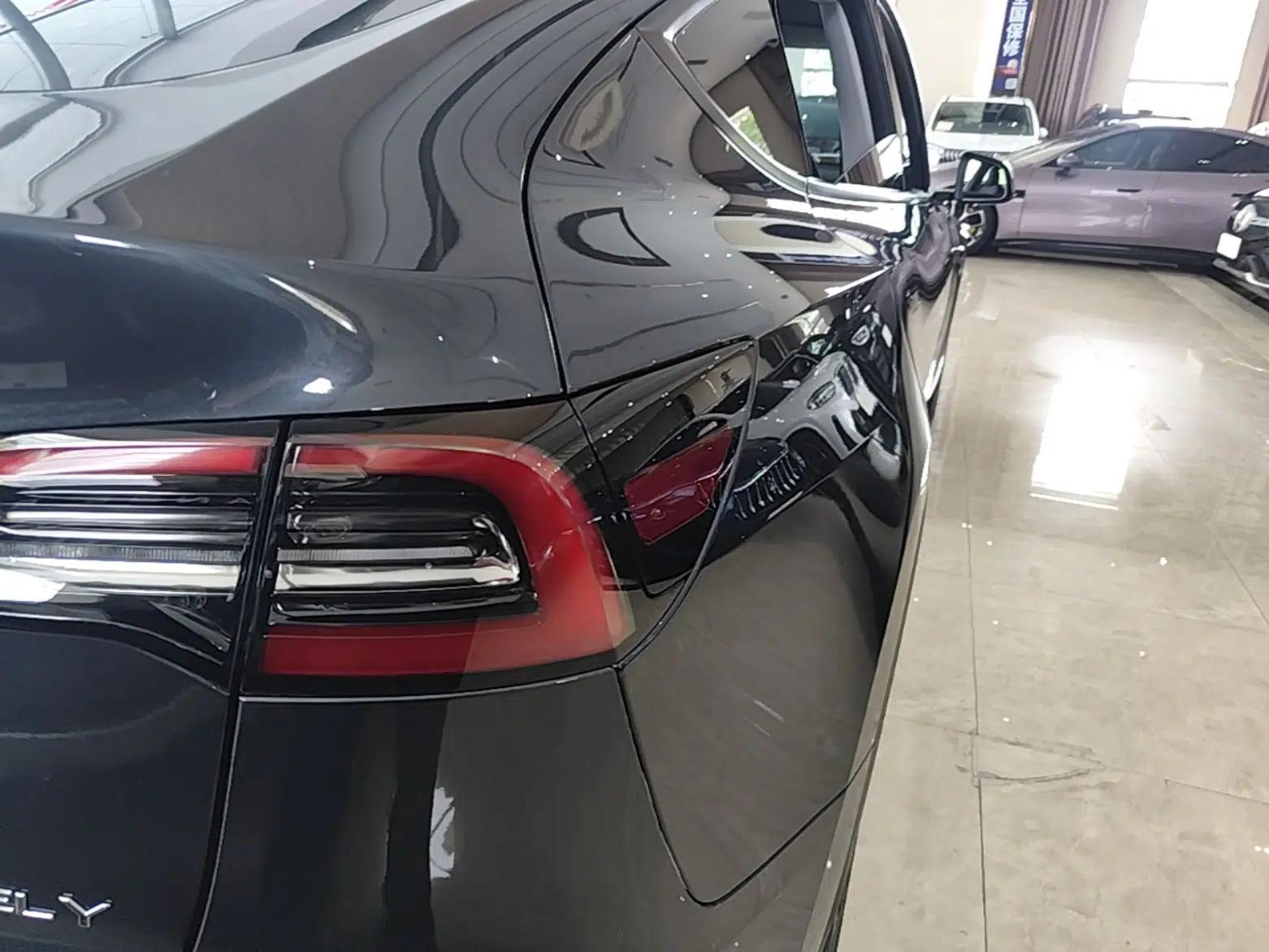 Tesla Model Y 2024 Long-Range All-Wheel-Drive Version — миниатюра 9