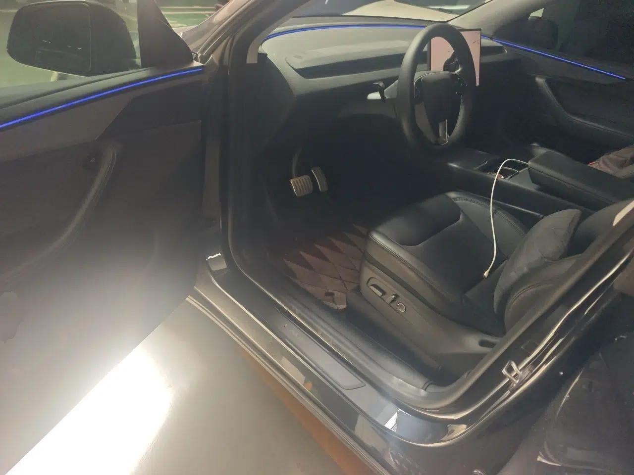 Tesla Model Y 2025 Long-Range All-Wheel Drive First Edition — миниатюра 16