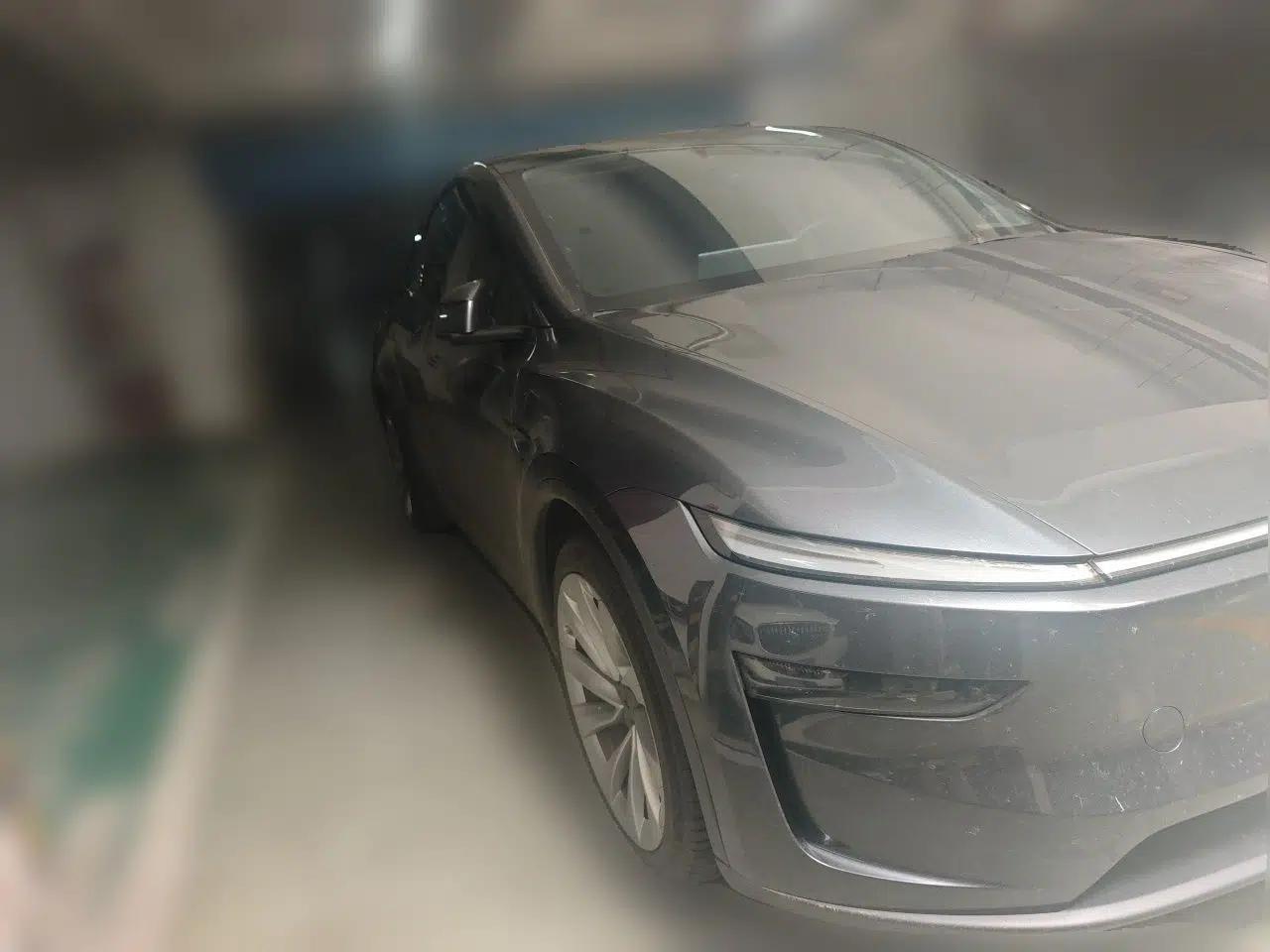 Tesla Model Y 2025 Long-Range All-Wheel Drive First Edition — миниатюра 3