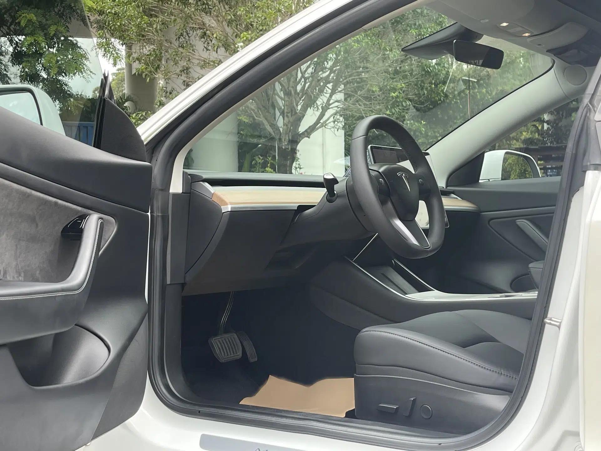 Tesla Model 3 2019 Long-Range Rear-Wheel-Drive Version — миниатюра 31