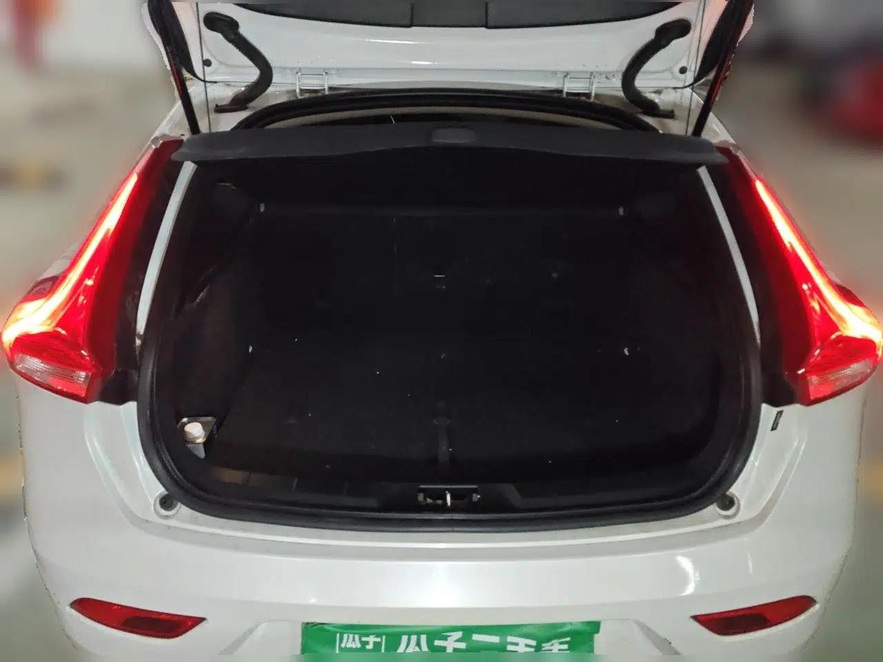 Volvo V40 2017 T3 Zhiya Edition — миниатюра 16