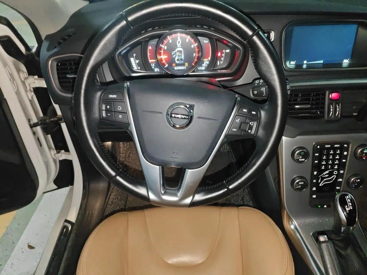 Volvo V40 2017 T3 Zhiya Edition — миниатюра 9