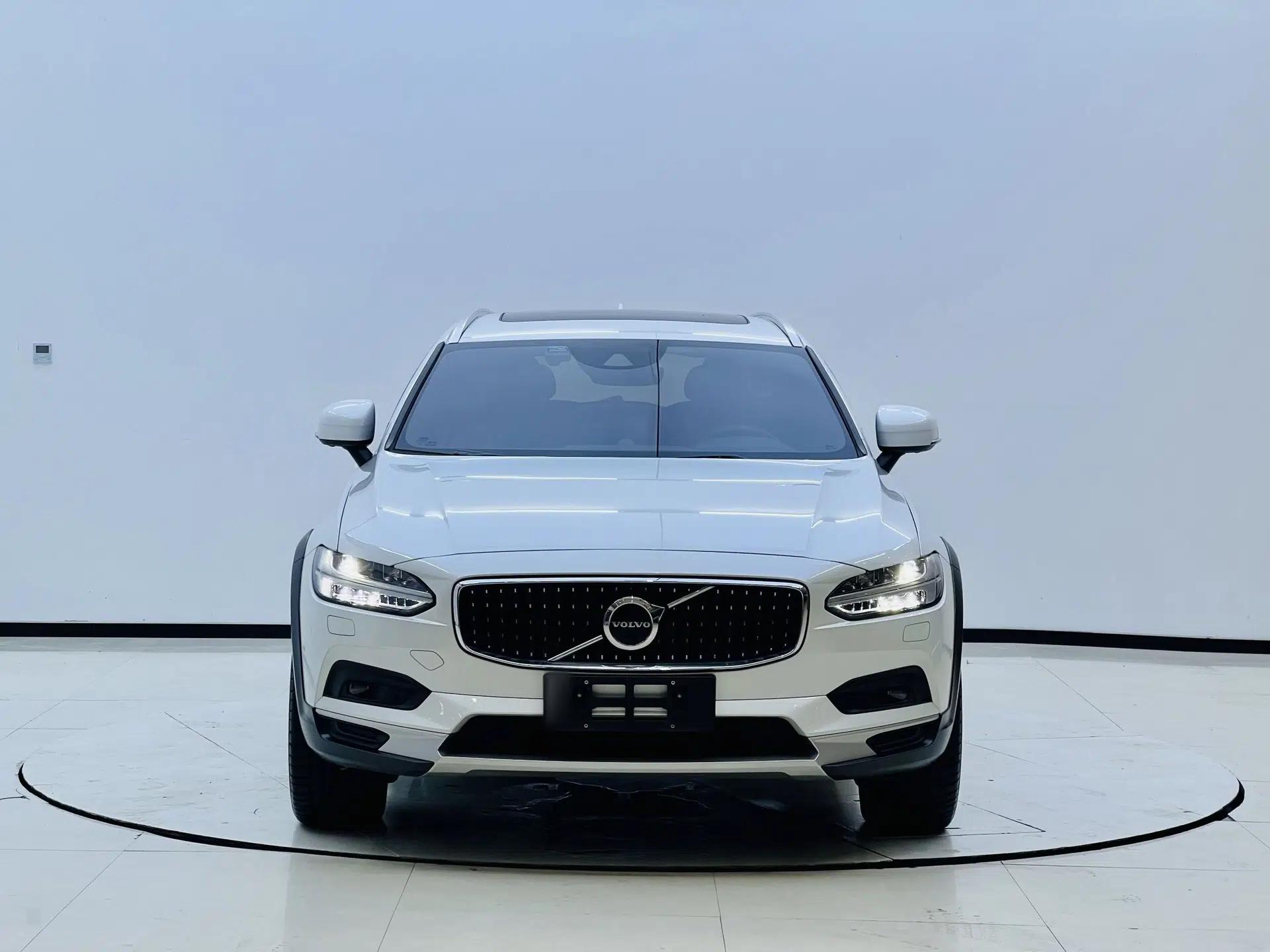 Volvo V90 2021 Cross Country B5 AWD Prestige Edition — миниатюра 2
