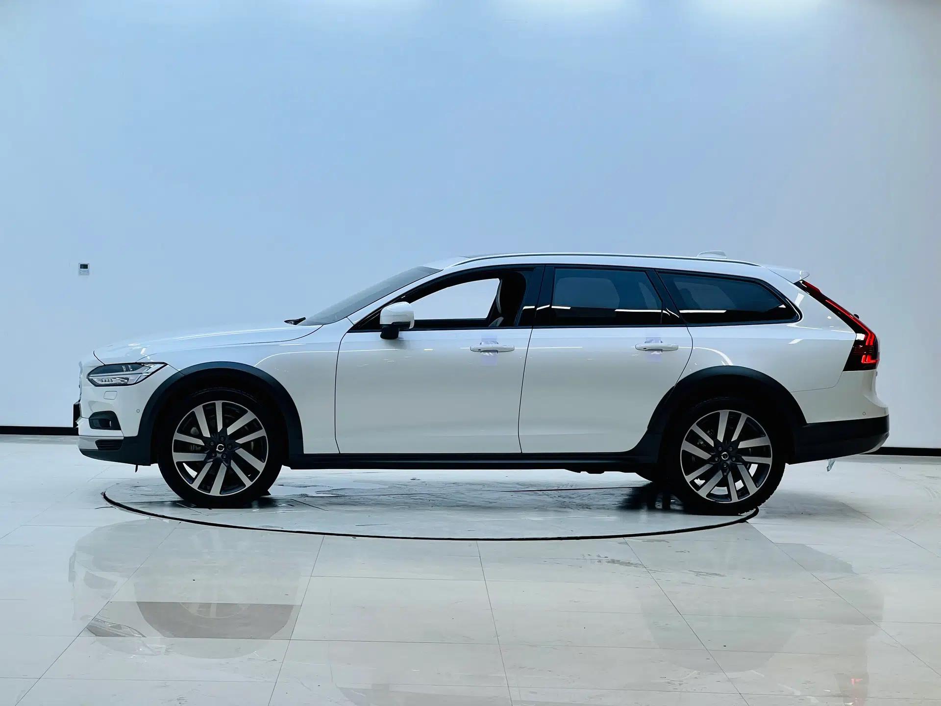 Volvo V90 2021 Cross Country B5 AWD Prestige Edition — миниатюра 3