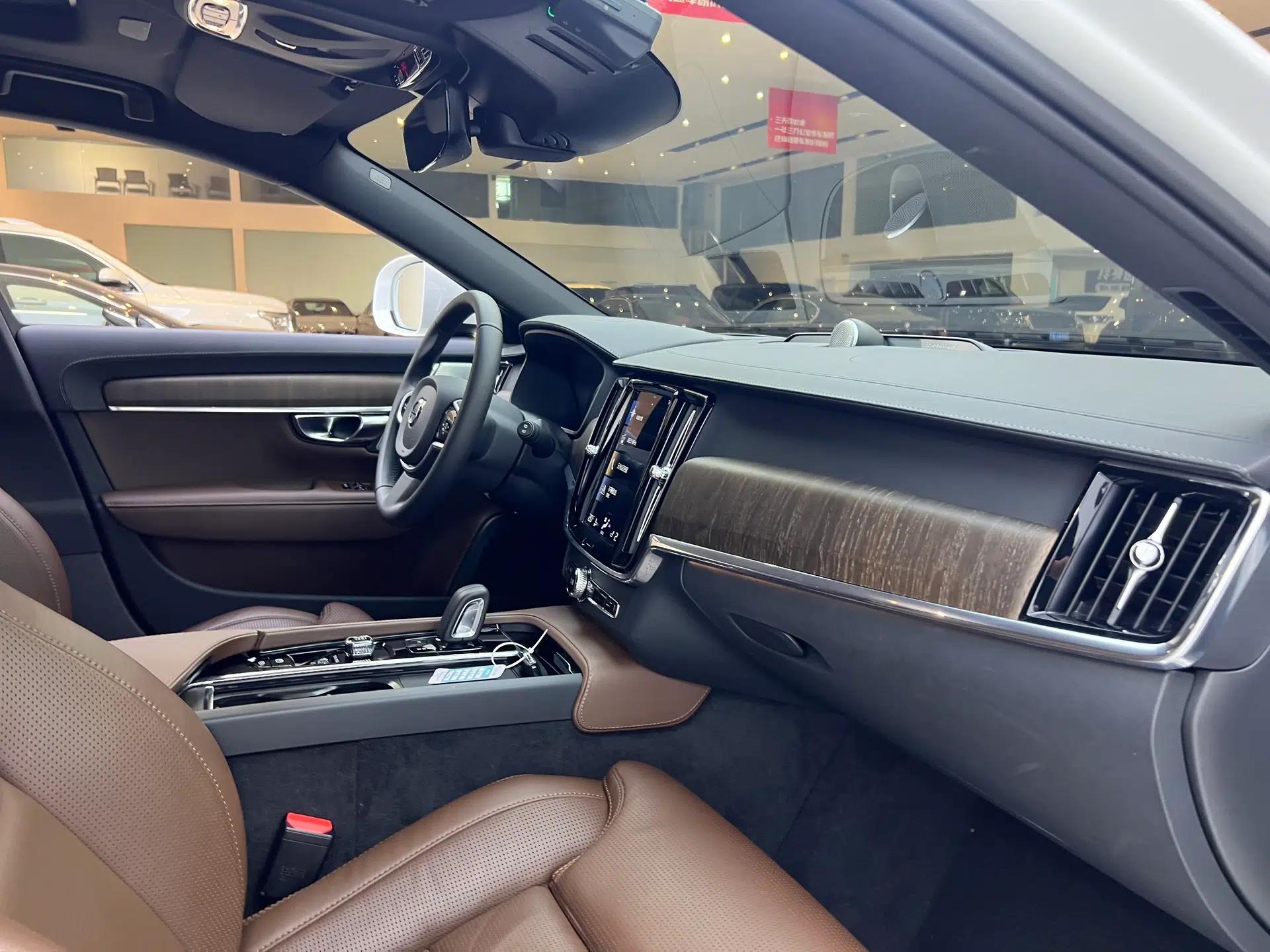 Volvo V90 2021 Cross Country B5 AWD Prestige Edition — миниатюра 21