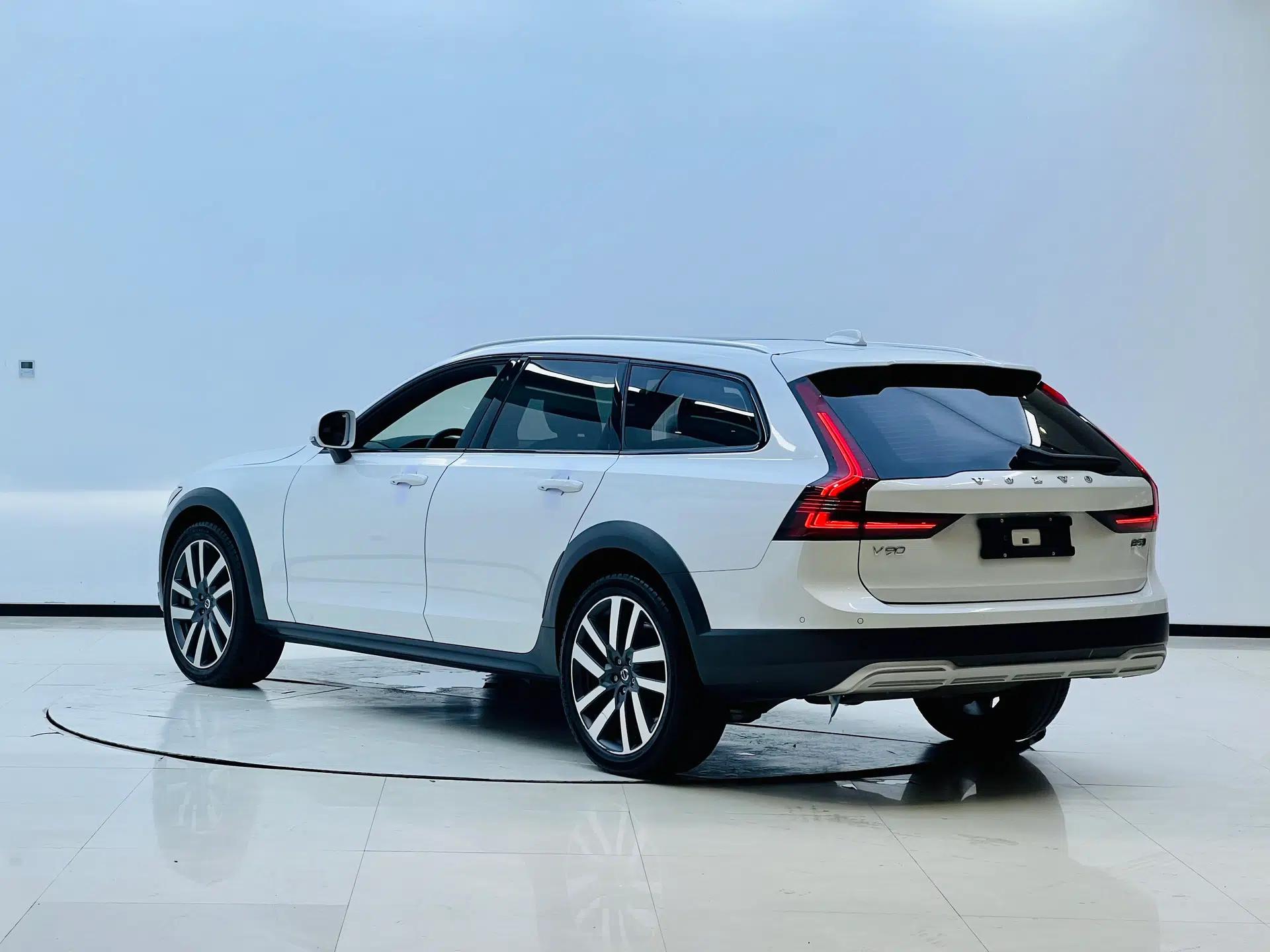 Volvo V90 2021 Cross Country B5 AWD Prestige Edition — миниатюра 4