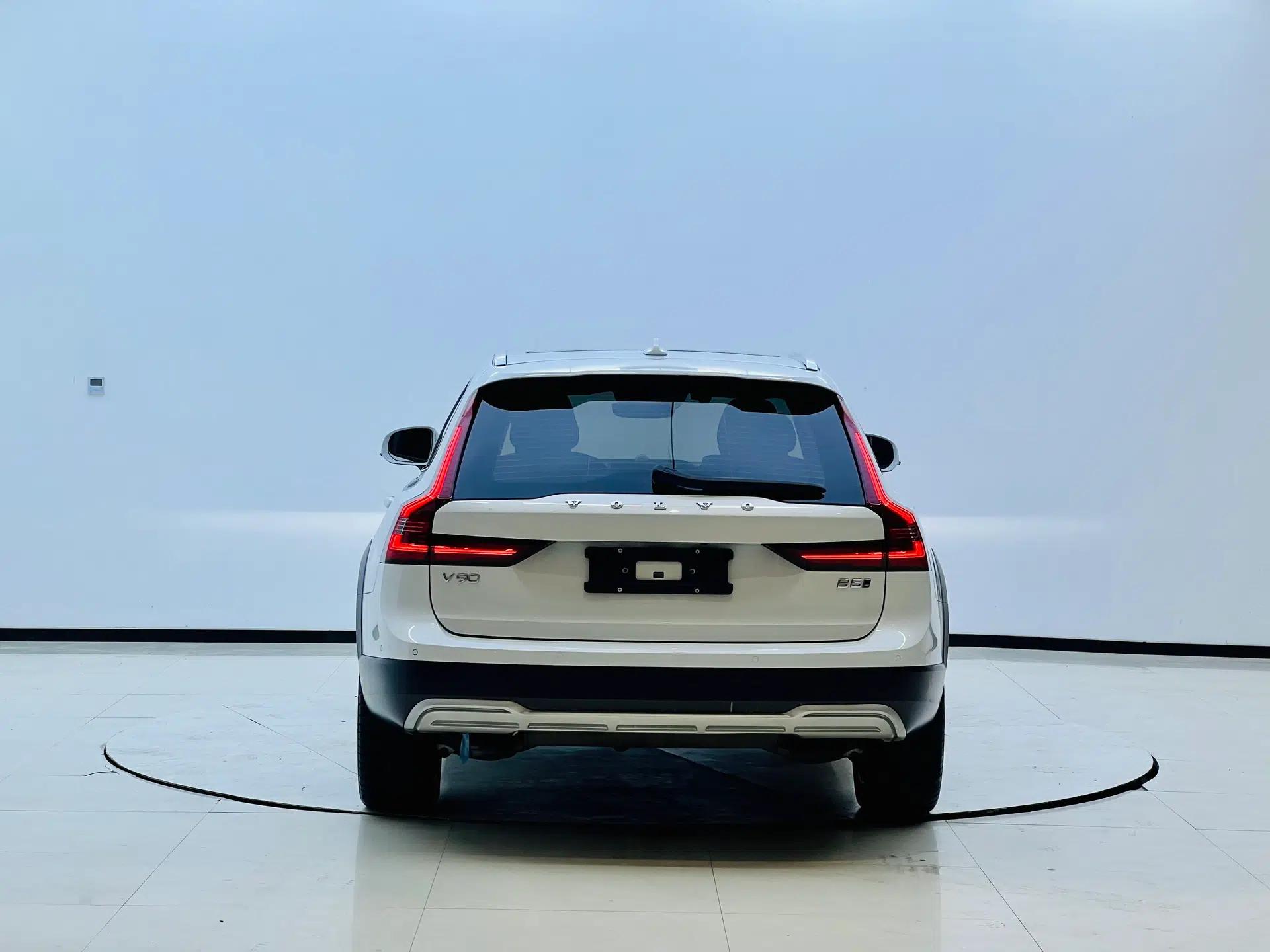 Volvo V90 2021 Cross Country B5 AWD Prestige Edition — миниатюра 5