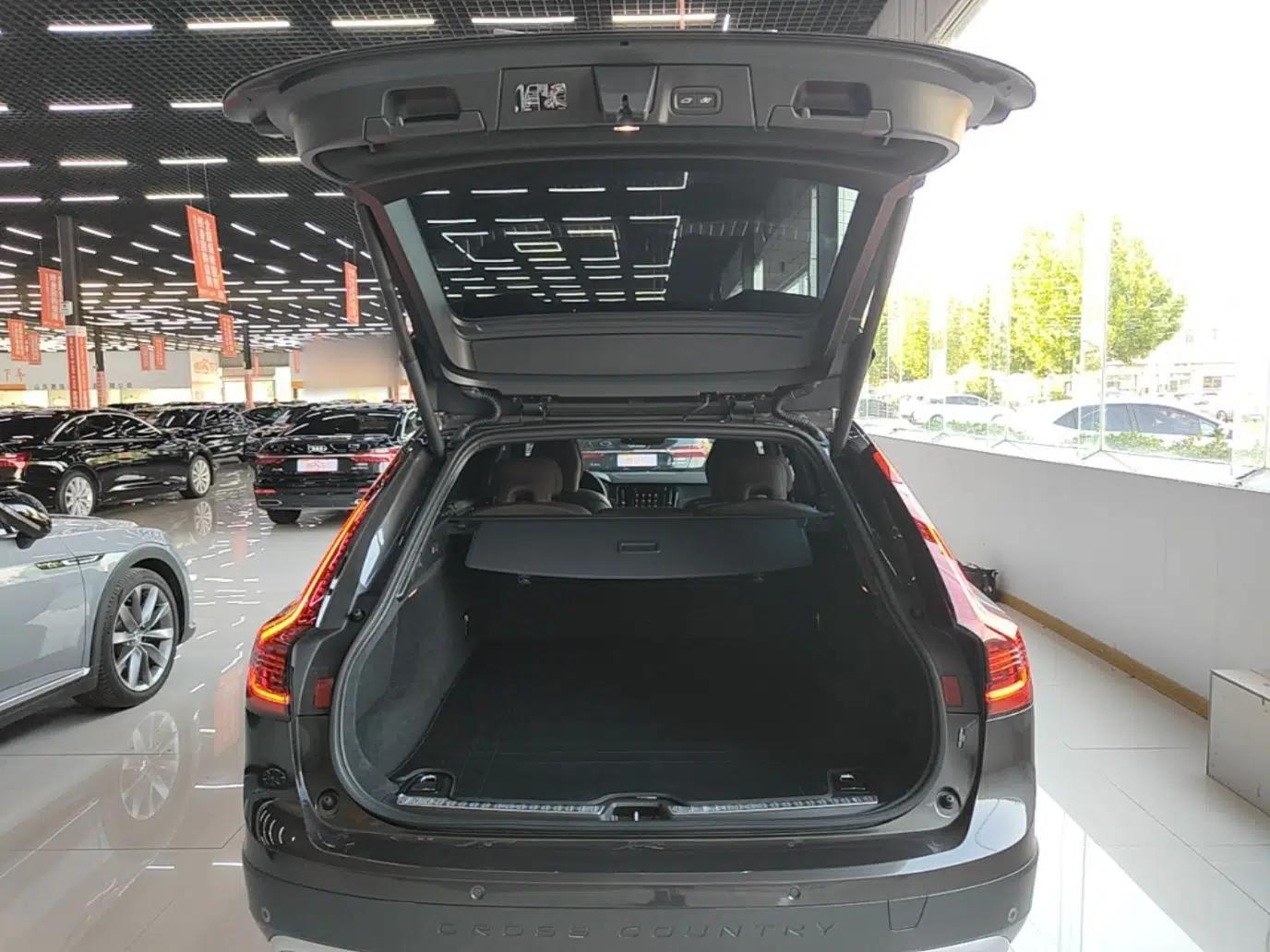 Volvo V90 2025 Cross Country B5 AWD Smart Range Edition — миниатюра 22