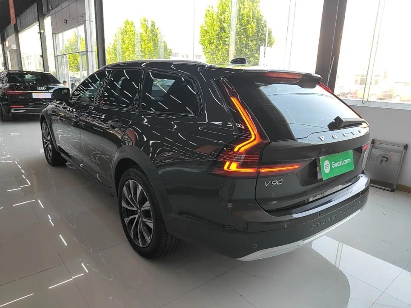 Volvo V90 2025 Cross Country B5 AWD Smart Range Edition — миниатюра 4