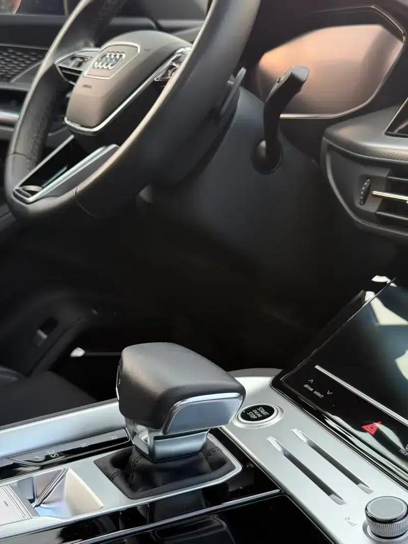 Audi Q6 2024 45TFSI quattro Black Knight Edition Flying Rider Package 6 Seats — миниатюра 12