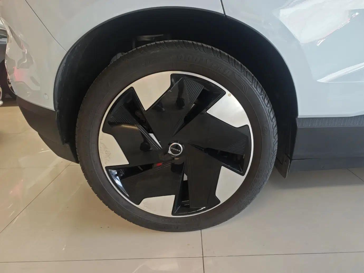 Volvo EX30 2025 Rear-Drive Long-Range Version Ultra — миниатюра 11