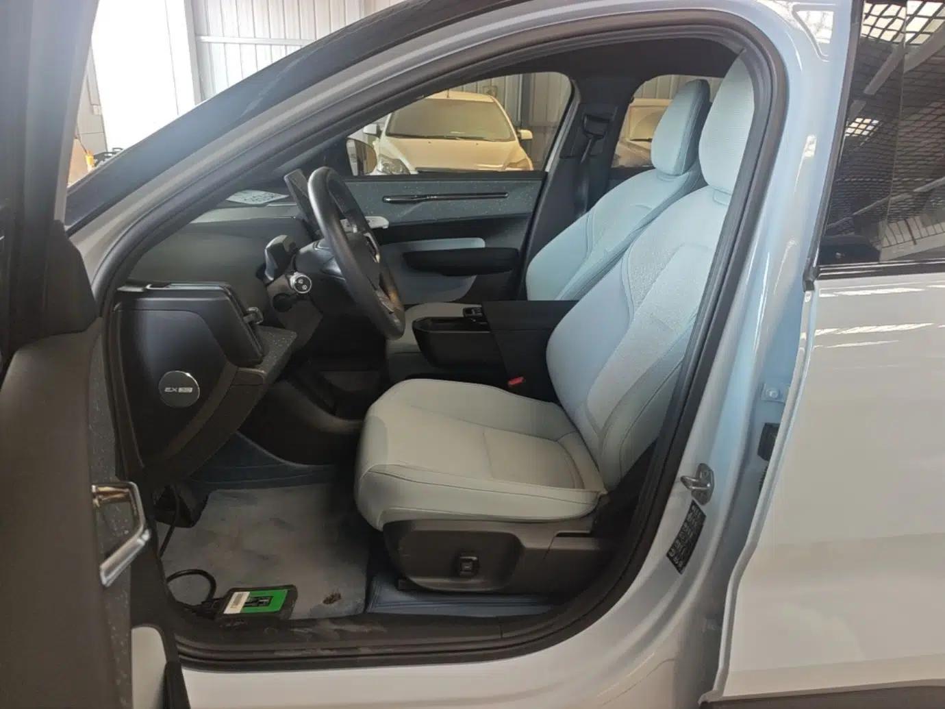 Volvo EX30 2025 Rear-Drive Long-Range Version Ultra — миниатюра 17