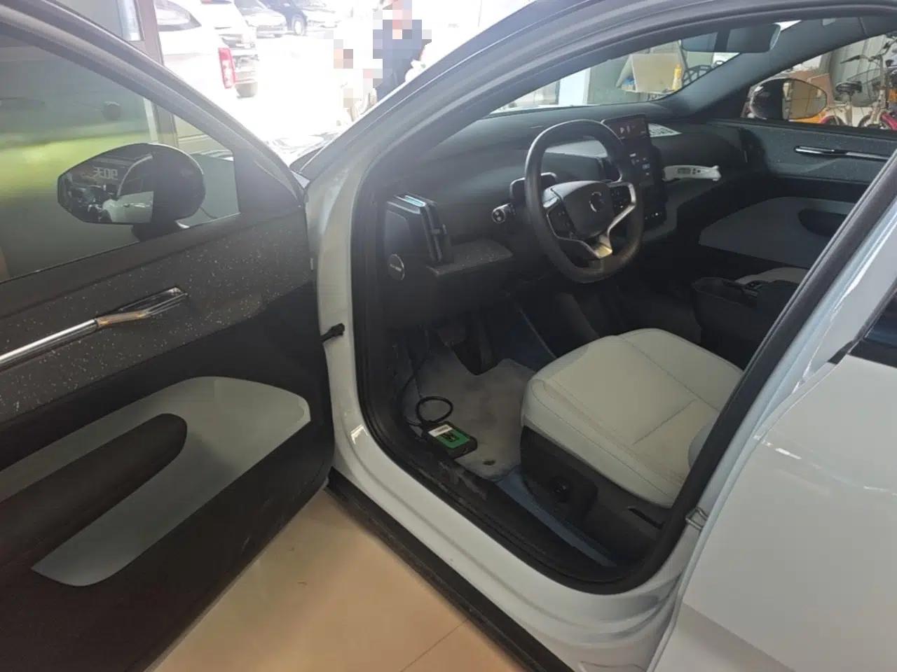 Volvo EX30 2025 Rear-Drive Long-Range Version Ultra — миниатюра 18