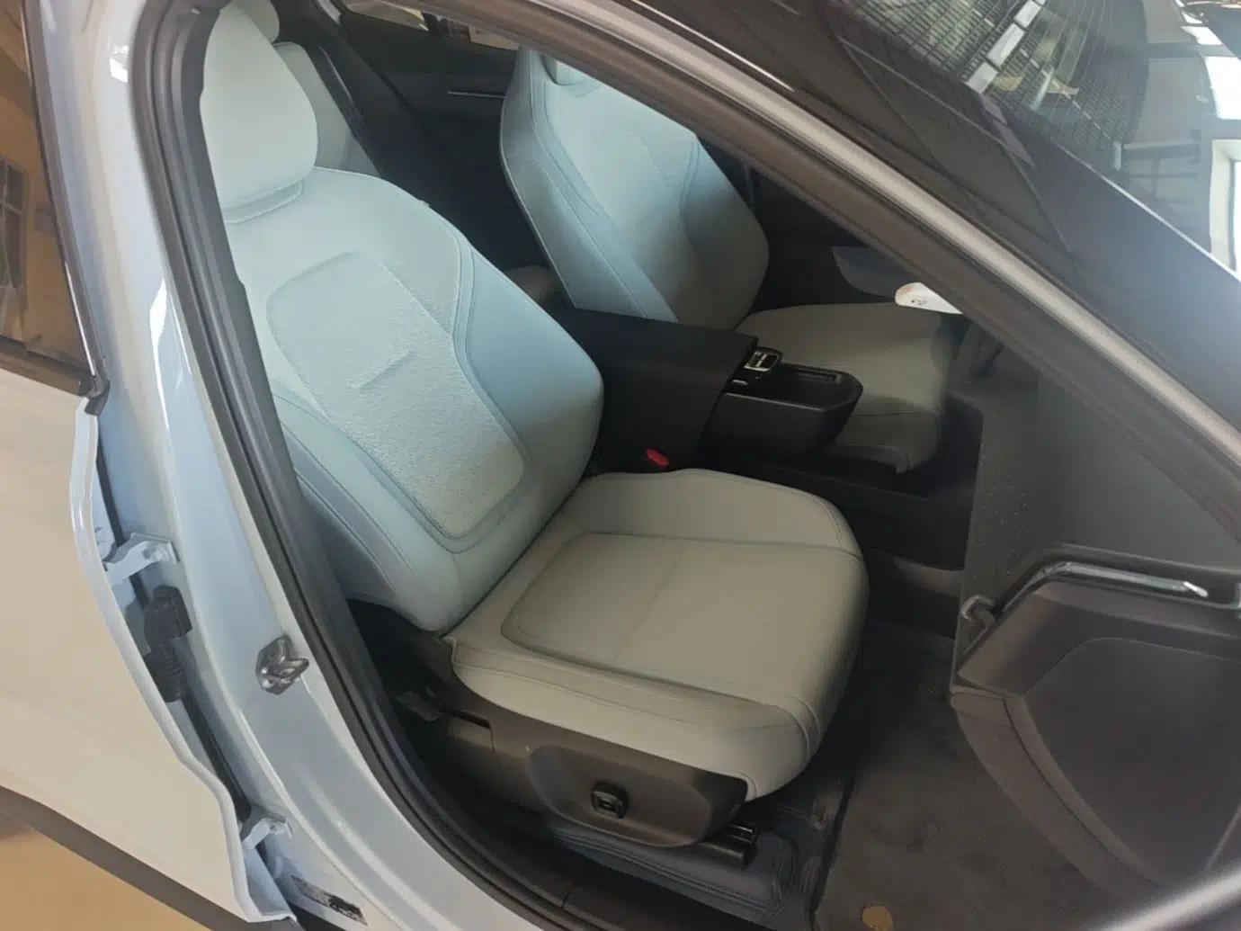 Volvo EX30 2025 Rear-Drive Long-Range Version Ultra — миниатюра 19
