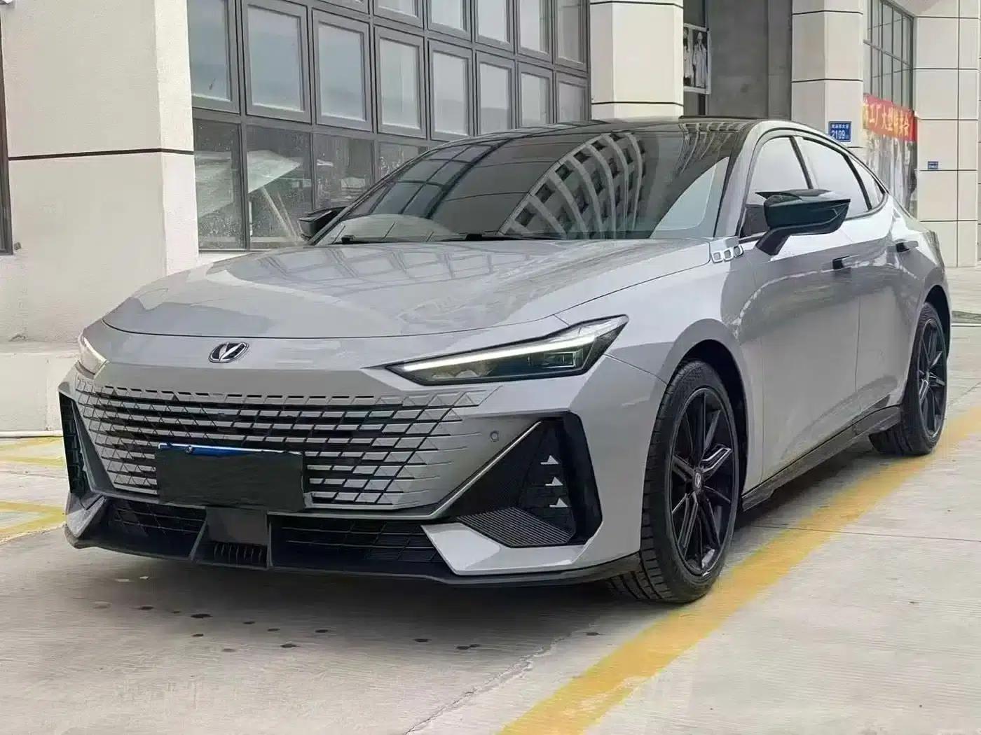 Changan UNI-V 2022 1.5T Premium Edition — миниатюра 1