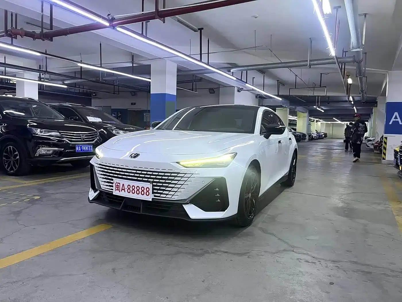 Changan UNI-V 2022 1.5T Premium Edition — миниатюра 1