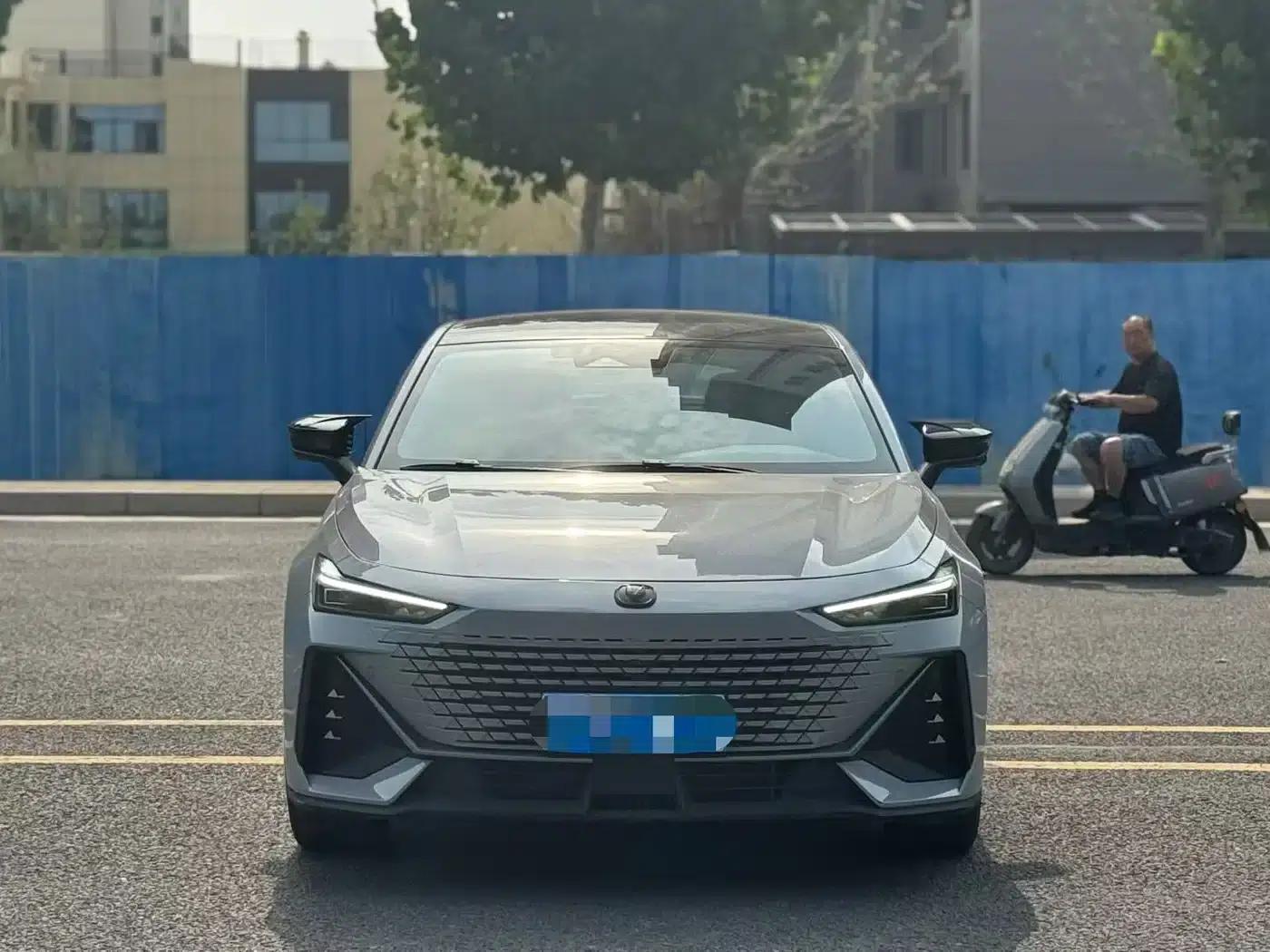Changan UNI-V 2023 1.5T Premium Edition — миниатюра 2