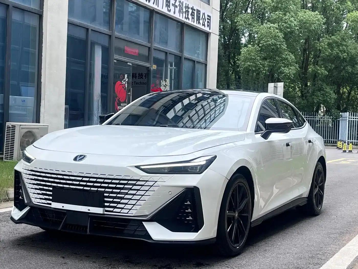 Changan UNI-V 2022 1.5T Premium Edition — миниатюра 1