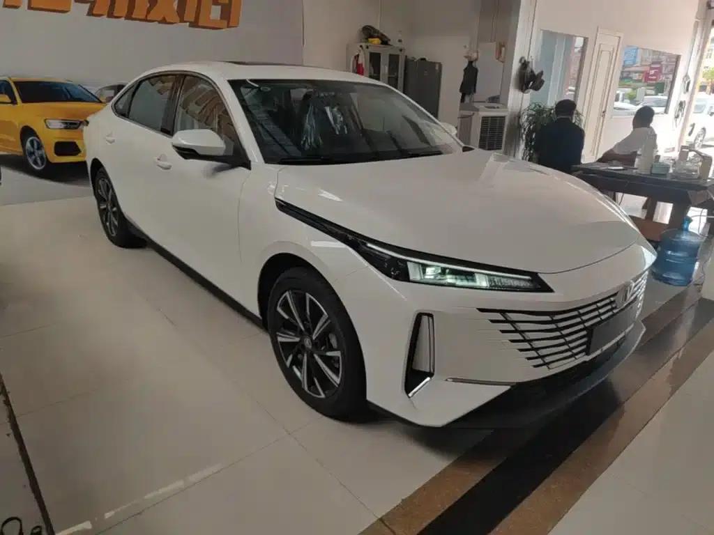 Changan Eado 2025 Blue Whale 1.5T 500Bar Premium Edition — миниатюра 4