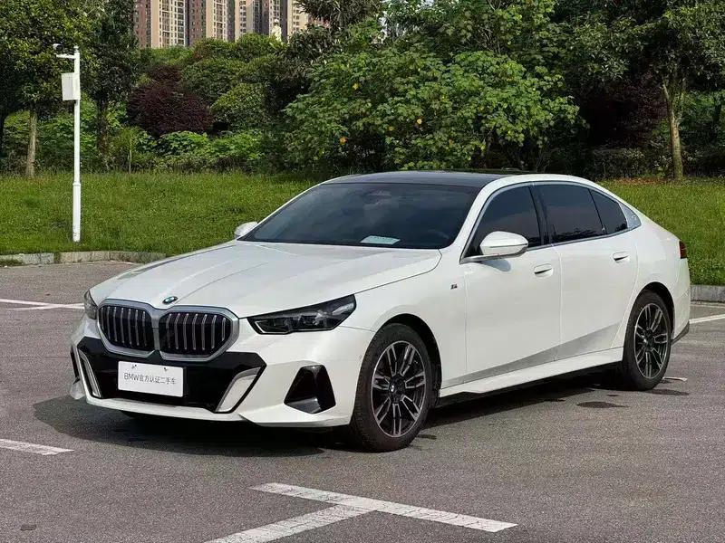 2024 BMW 5 Series 525Li M Sport Package — миниатюра 1