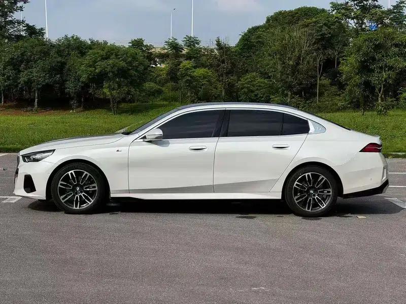 2024 BMW 5 Series 525Li M Sport Package — миниатюра 4