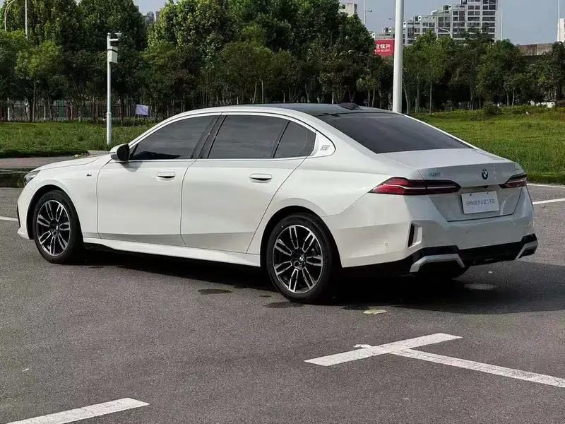 2024 BMW 5 Series 525Li M Sport Package — миниатюра 5
