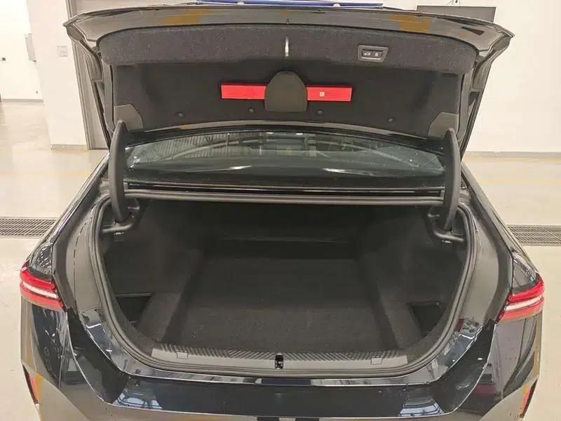 2024 BMW 5 Series 530Li Leading Edition M Sport Package — миниатюра 15