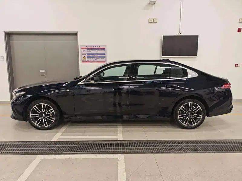 2024 BMW 5 Series 530Li Leading Edition M Sport Package — миниатюра 3