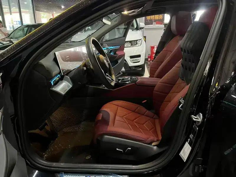 2025 BMW 5 Series 530Li Leading Edition M Sport Package — миниатюра 7
