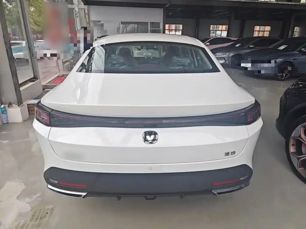 Changan Eado PHEV 2025 Smart Blue Whale 145KM High-Performance Edition — миниатюра 6