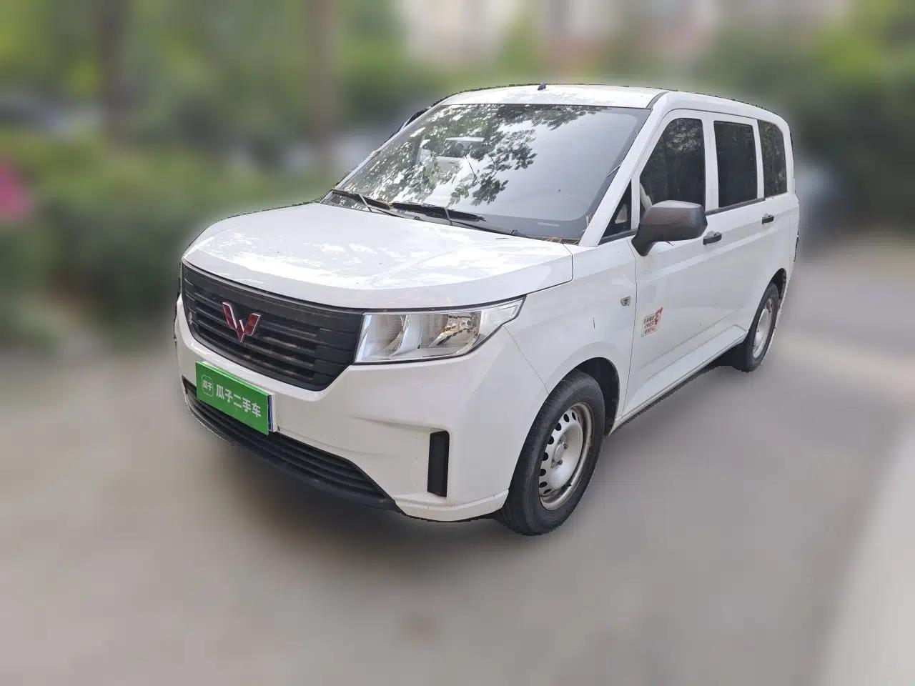 Wuling Hongguang PLUS 2019 1.5T Manual Standard Edition 5 Seats — миниатюра 1