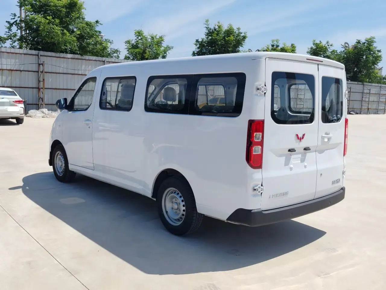 Wuling Yangguang 2024 300KM Comfort Version Passenger Van 75kW — миниатюра 4