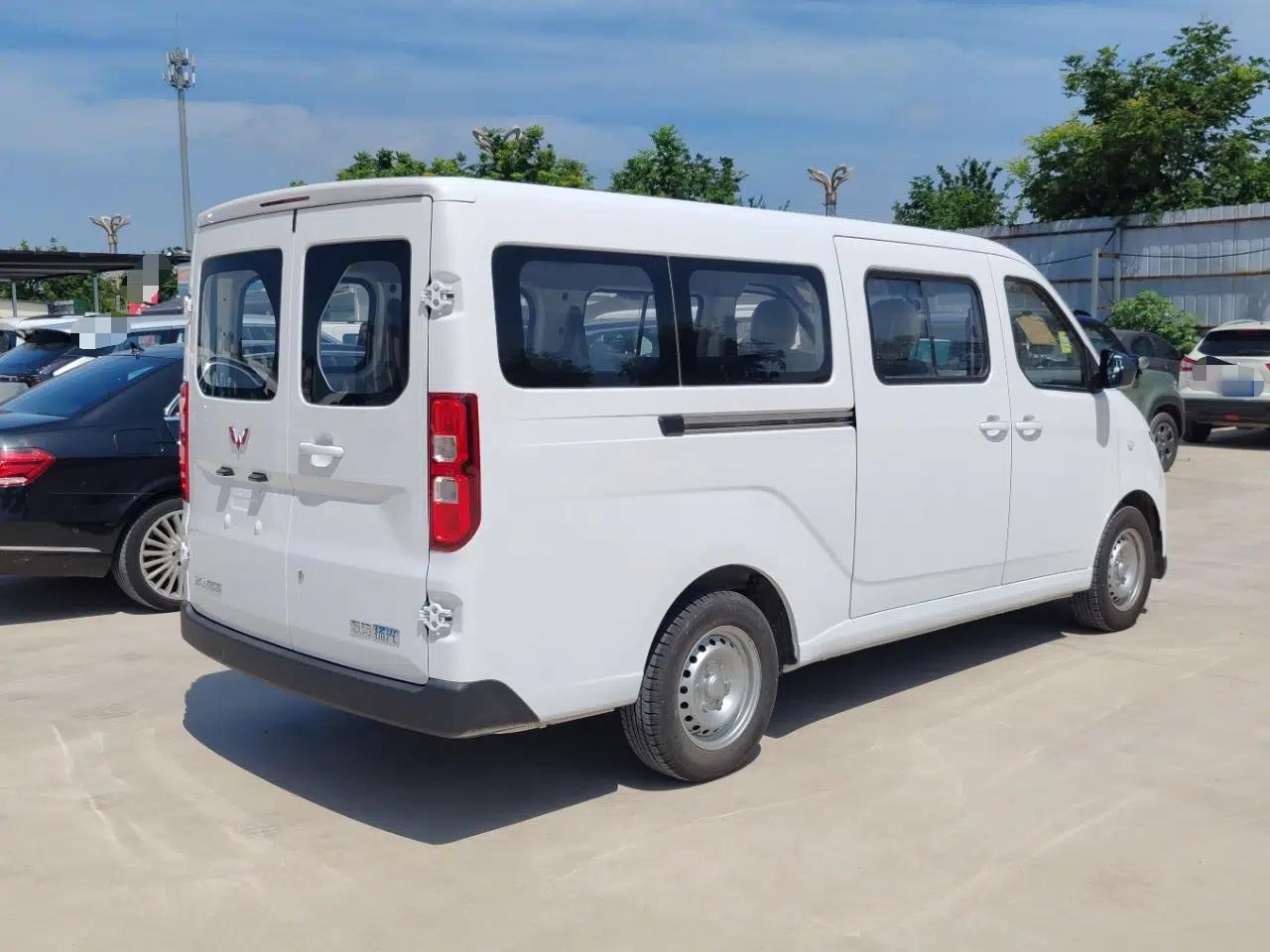 Wuling Yangguang 2024 300KM Comfort Version Passenger Van 75kW — миниатюра 6