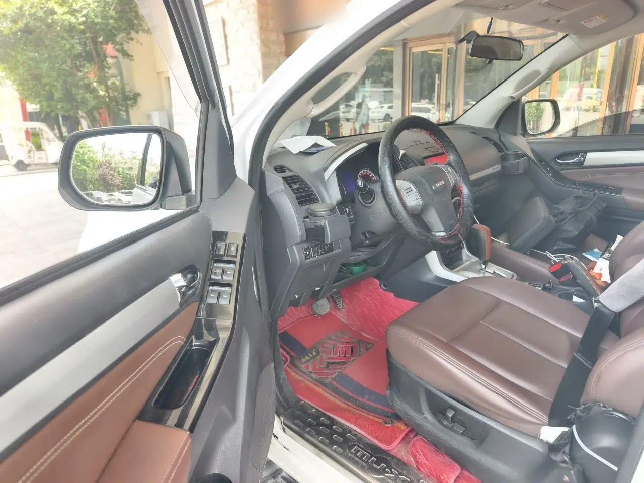 Isuzu mu-X 2017 2.5T Two-Wheel Drive Automatic Luxury Edition 5 Seats — миниатюра 16