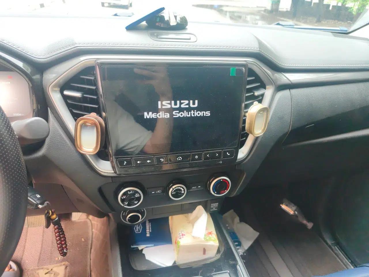 Isuzu D-MAX 2023 2.5T Automatic 4x4 Diesel Flagship Version Standard Wheelbase — миниатюра 13