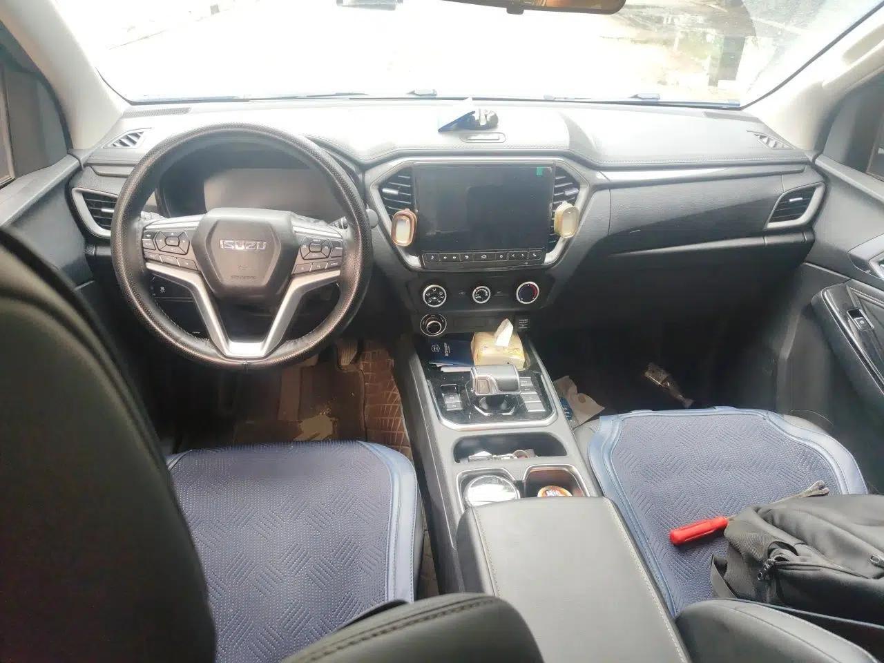 Isuzu D-MAX 2023 2.5T Automatic 4x4 Diesel Flagship Version Standard Wheelbase — миниатюра 9