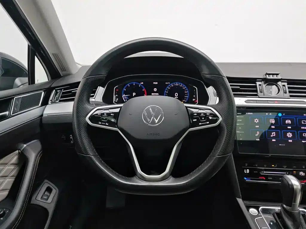 Volkswagen Magotan 2023 2 Millionth Unit Commemorative Edition 330TSI DSG Luxury — миниатюра 11
