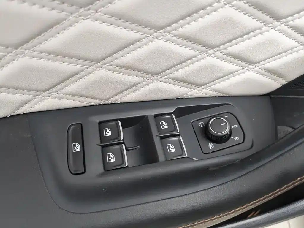 Volkswagen Magotan 2023 2 Millionth Unit Commemorative Edition 330TSI DSG Luxury — миниатюра 9