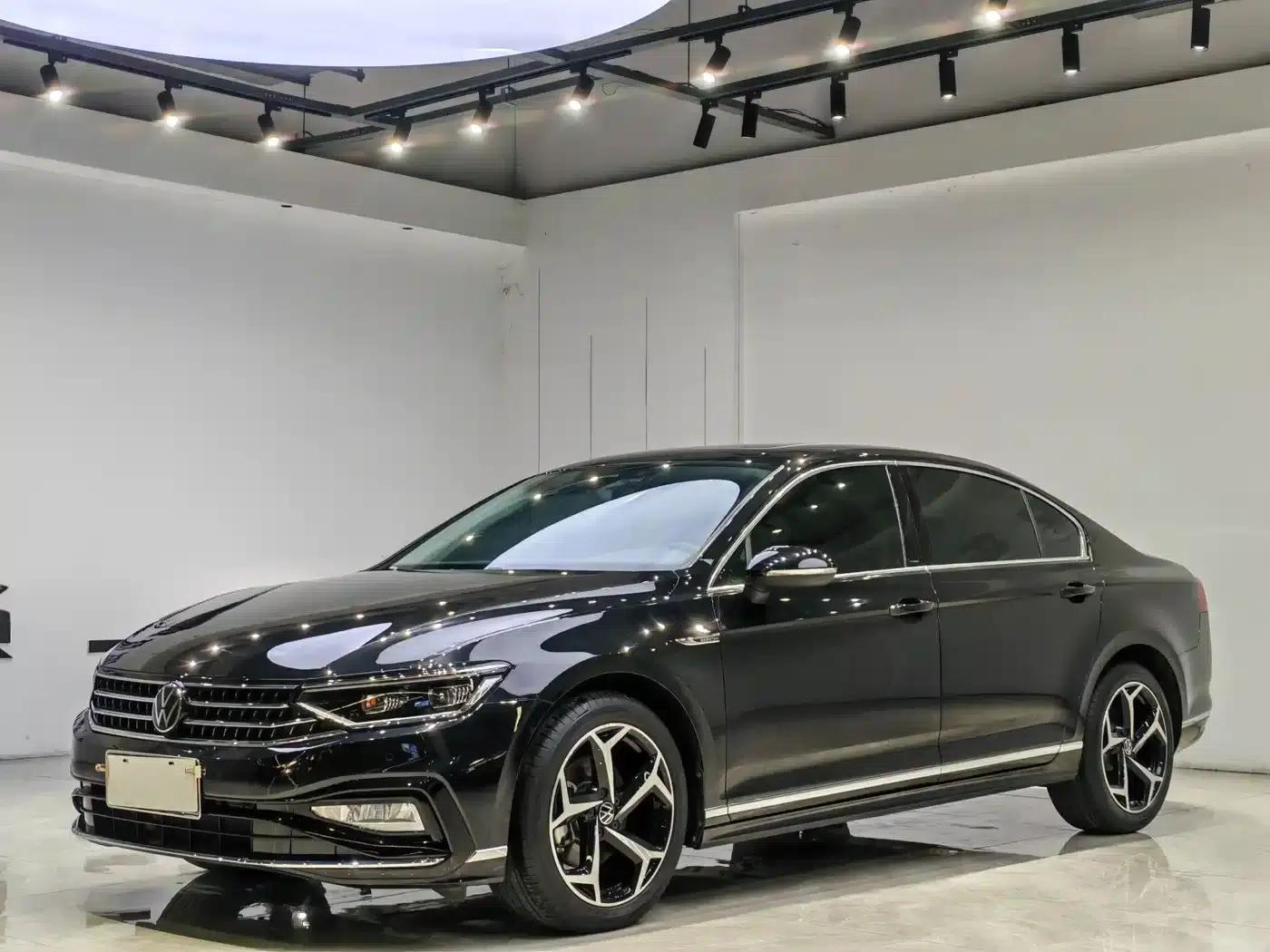 2025 Volkswagen Passat 330TSI DSG Luxury Edition — миниатюра 1